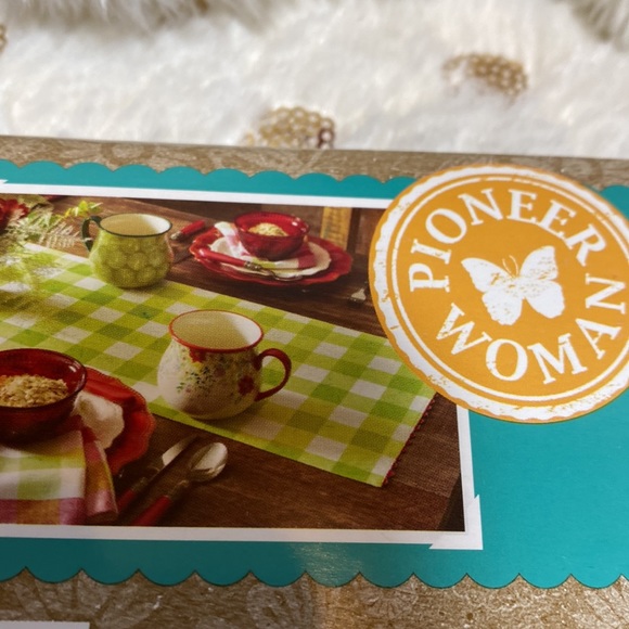 Pioneer Woman 🦋Reversible Poinsettia 🎄Table Runner, Brand New! 🎄 - Picture 4 of 8